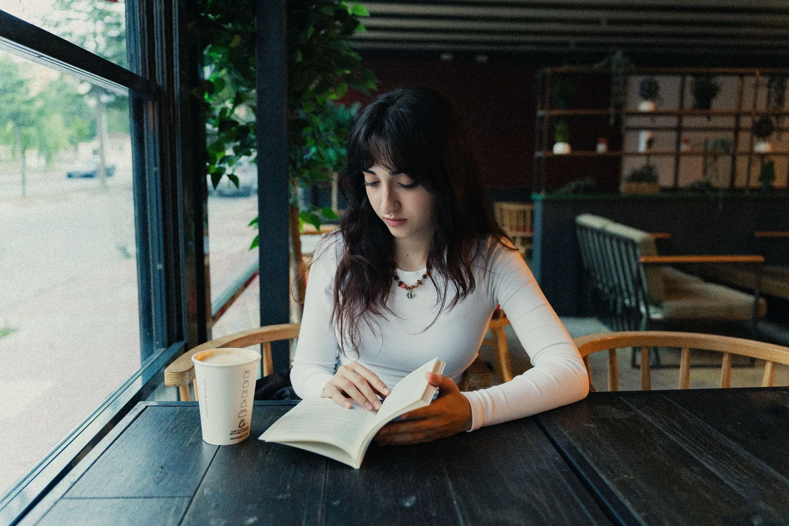 Cestování pro introverty: seznamování bez tahu po barech