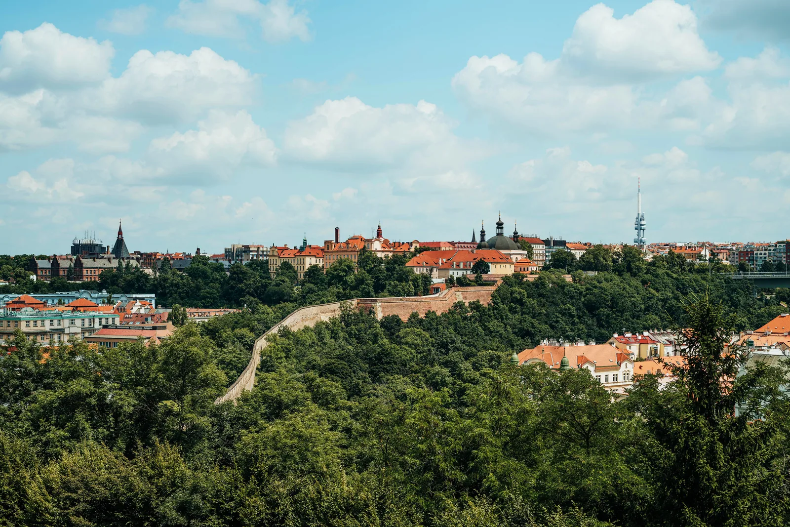 První rande na Žižkově: průvodce náměstí Jiřího pro Gen-Z 2026