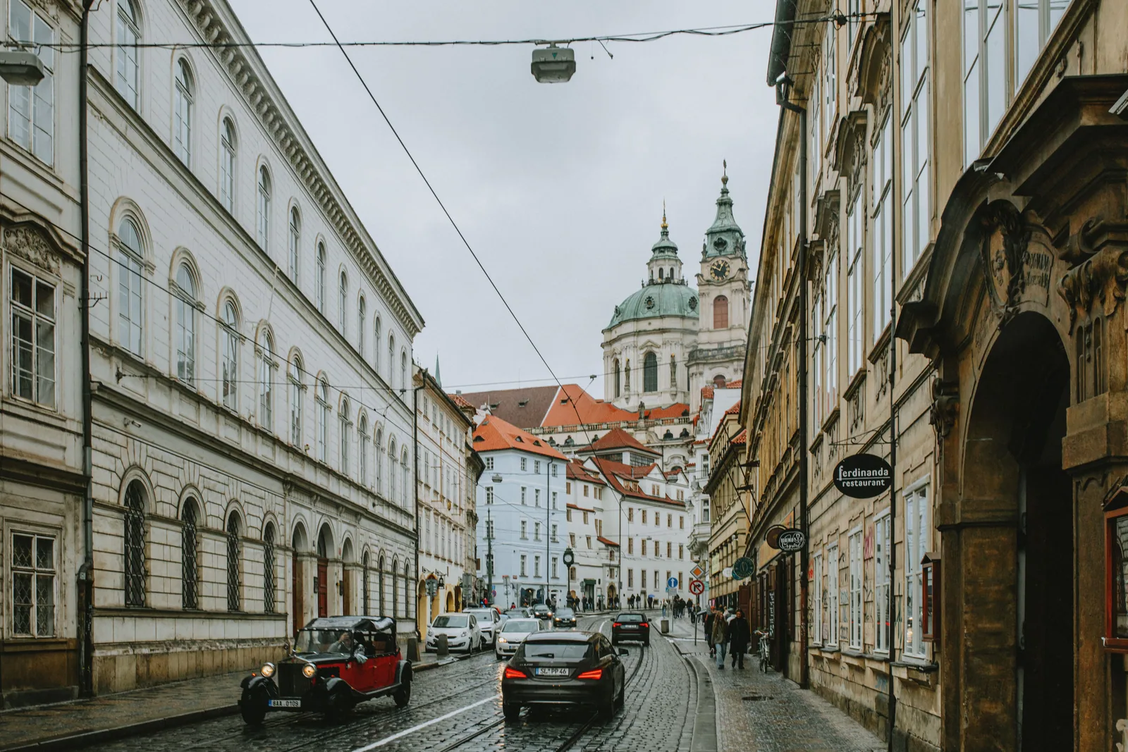 Rande po padesátce: průvodce Malou Stranou pro ty, kteří začínají znovu